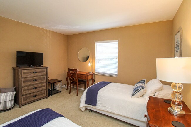 Building Photo - ** 2/2 CHARMING FURNISHED CONDO AT THE ISL...
