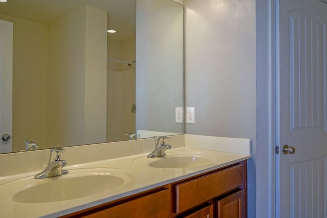 Building Photo - Townhome | Washer/ Dryer Included  |Fenced...