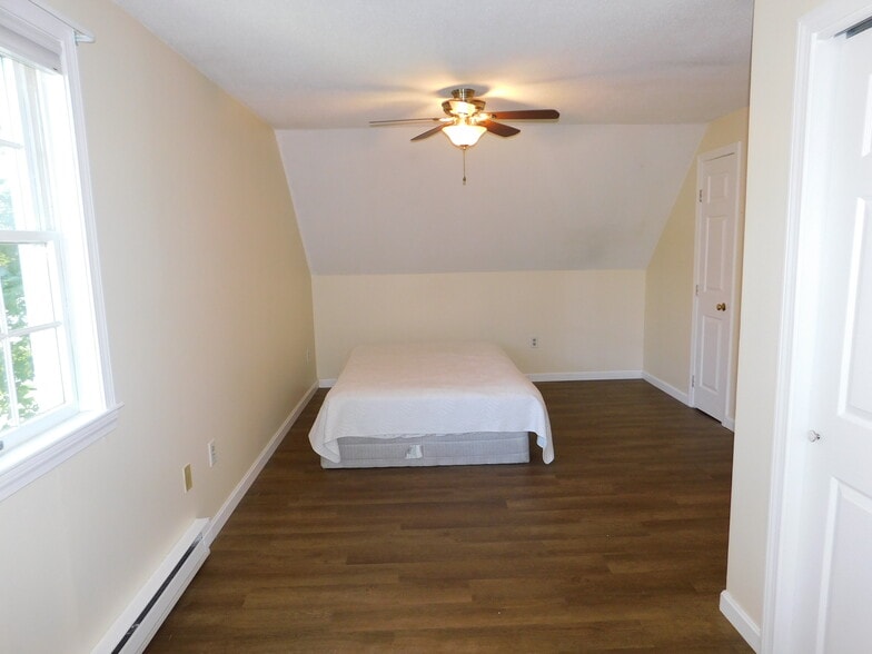 Building Photo - 4 Willow Creek Ln