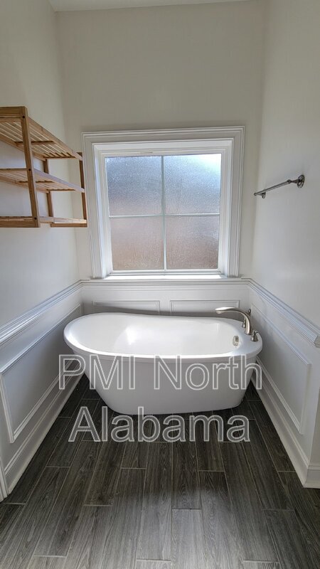 Building Photo - 130 Creekmound Dr
