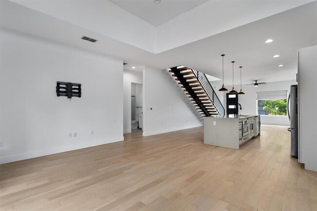 Building Photo - 4712 Reyes St