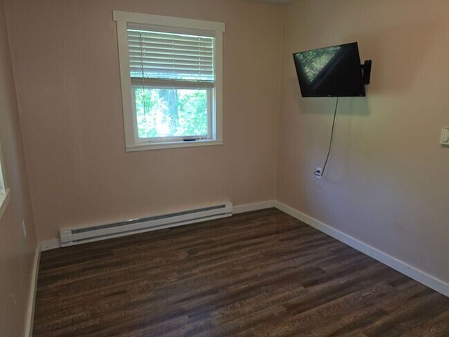 Building Photo - 3 bedroom home Eau Claire