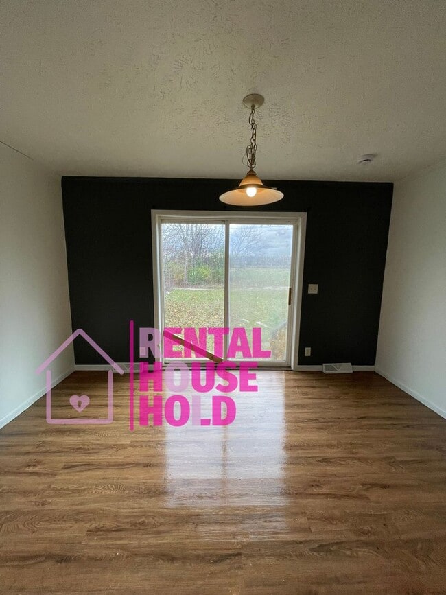 Building Photo - Completely Redone 3 Bed 1.5 Bath Rental!