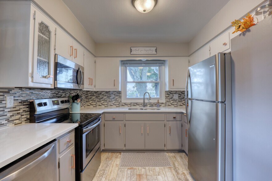 kitchen - 11918 W Dearbourn Ave