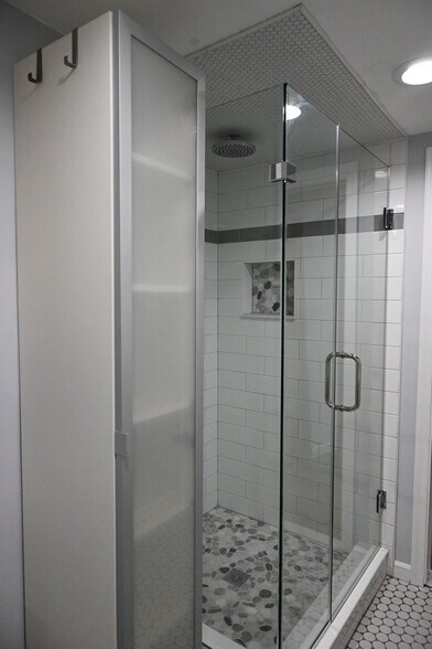 Walk-in-Shower - 1331 Park Rd NW