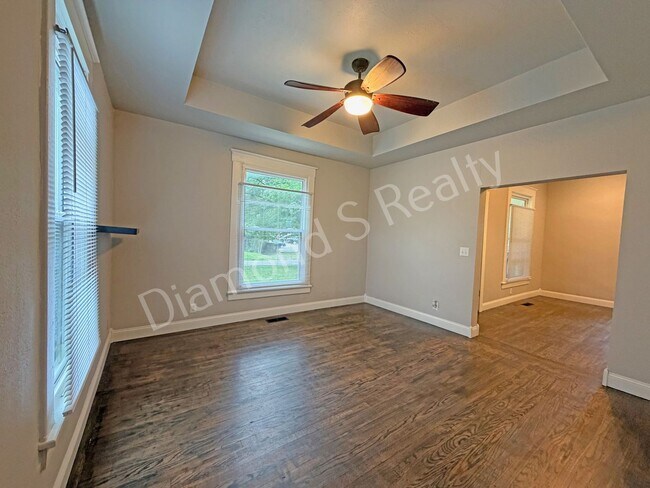 Building Photo - 916 N Pickwick Ave