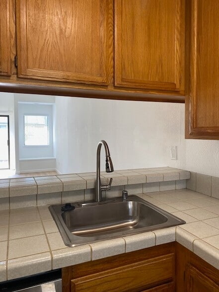 Building Photo - 1404 Woodlake Dr