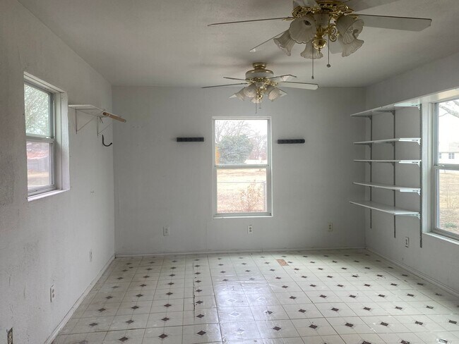 Building Photo - 2 BEDROOM COUNTRY LIVING
