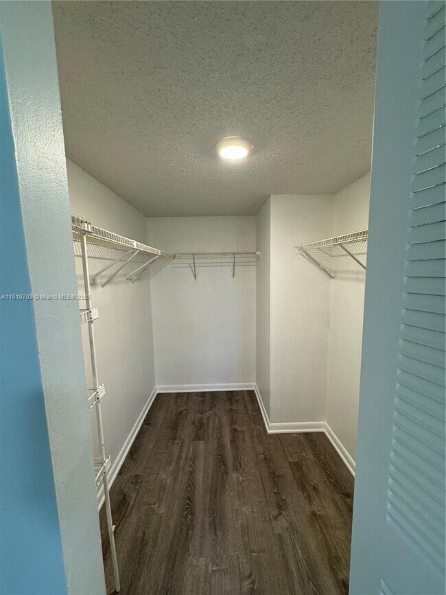 Building Photo - 9977 Nob Hill Ln