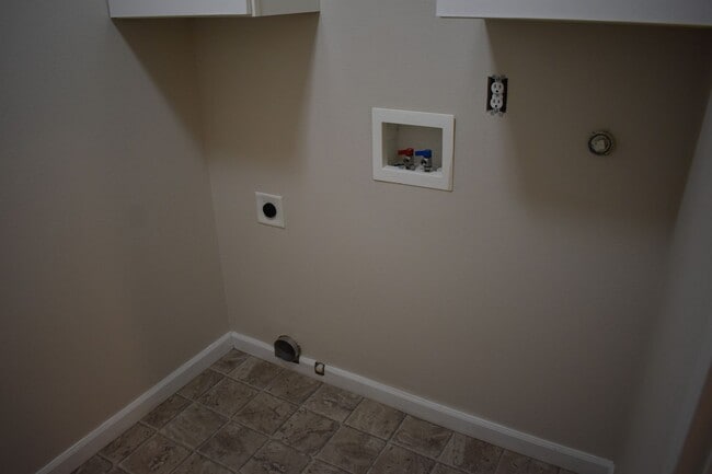 Building Photo - Large 4 bedroom two story home located on a dead end st.