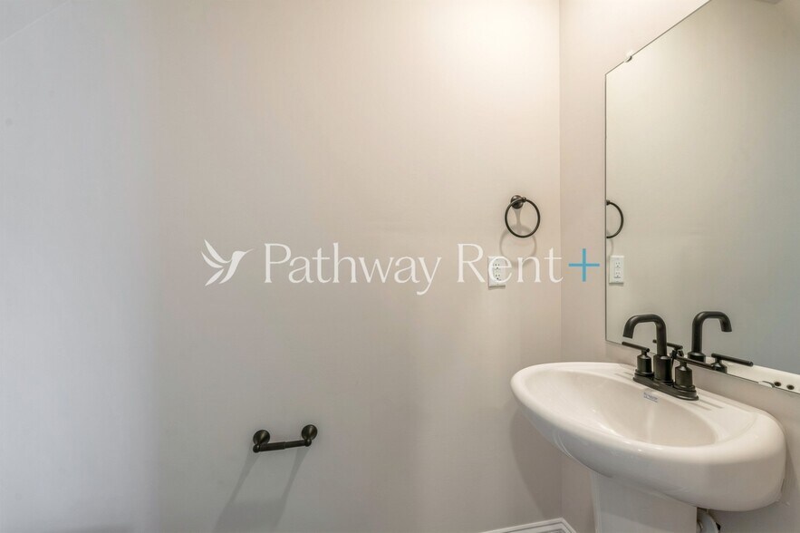 Building Photo - 112 Kennford Trl