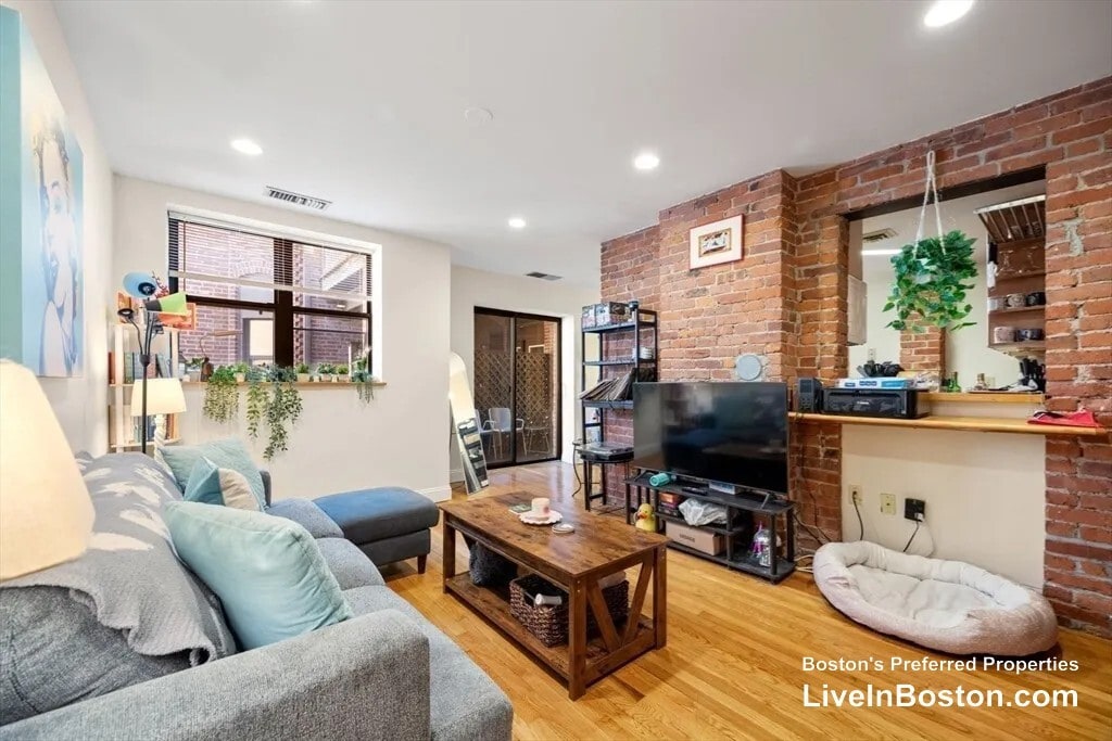 Building Photo - 95 Gainsborough St