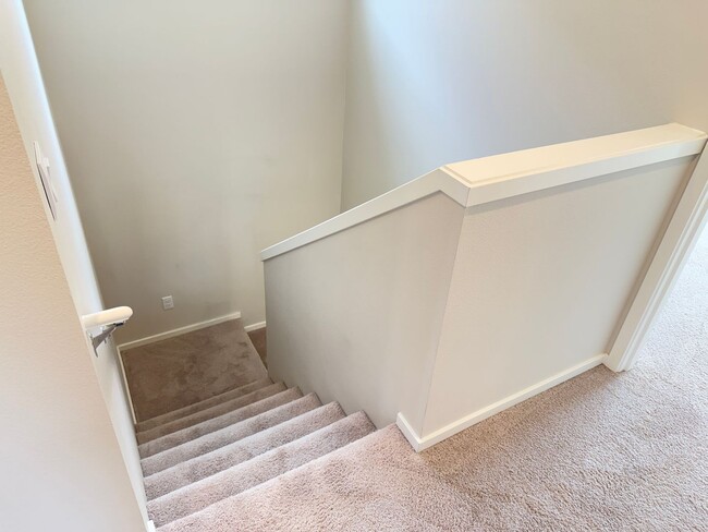 Building Photo - Newer 3 bedroom 2.5 bathroom house!