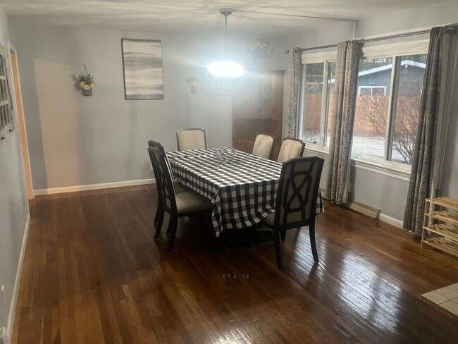 Building Photo - Fully furnished three bedroom for short term