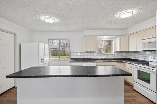 Building Photo - 807 Estate Dr