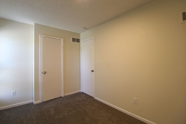 Building Photo - Fully Remodeled 2 Bedroom 1.5 Bath Duplex In Olathe