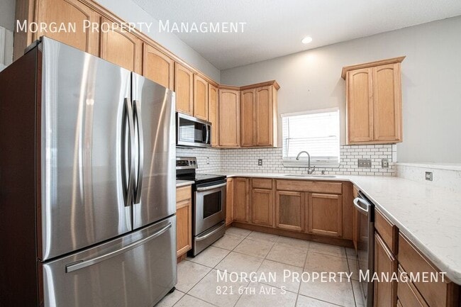 Building Photo - 821 6th Ave S