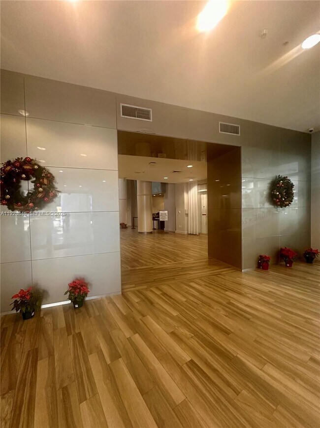 Building Photo - 1750 N Bayshore Dr