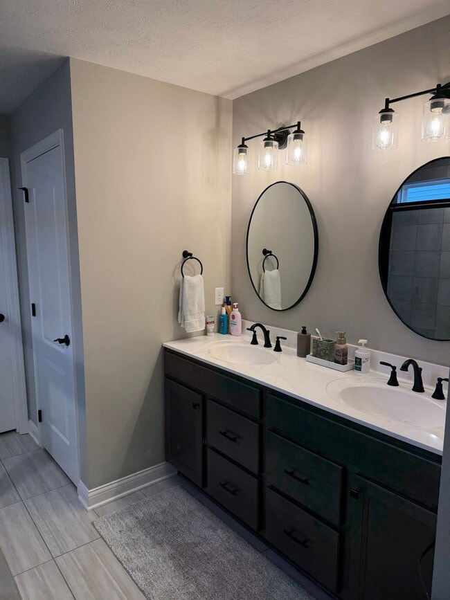 Building Photo - Spacious 4BR House in Shelbyville