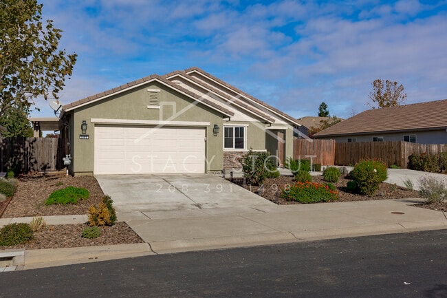 Building Photo - 1385 Deerwood St