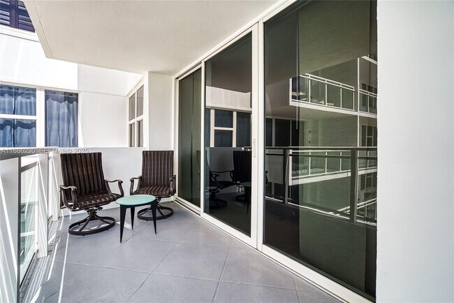 Building Photo - 2030 S Ocean Dr