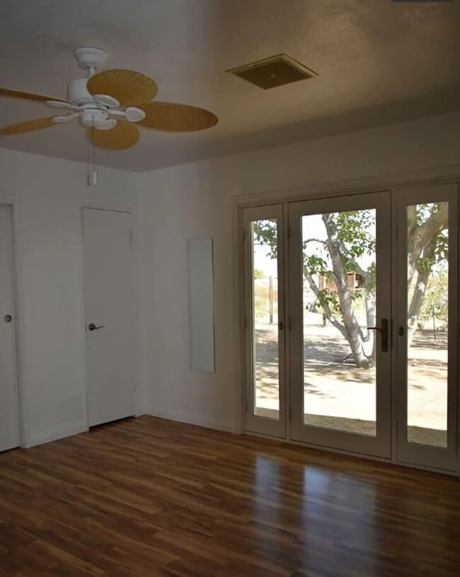 Building Photo - 3Bed, 2Bath **ON 2.5 ACRES!** Internet Paid.