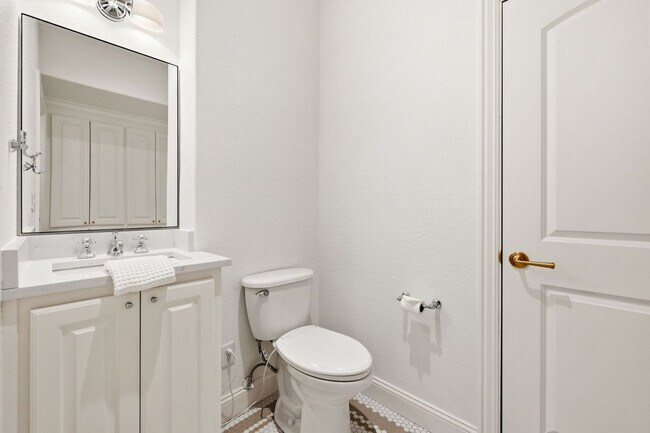 Building Photo - 802 NW D St