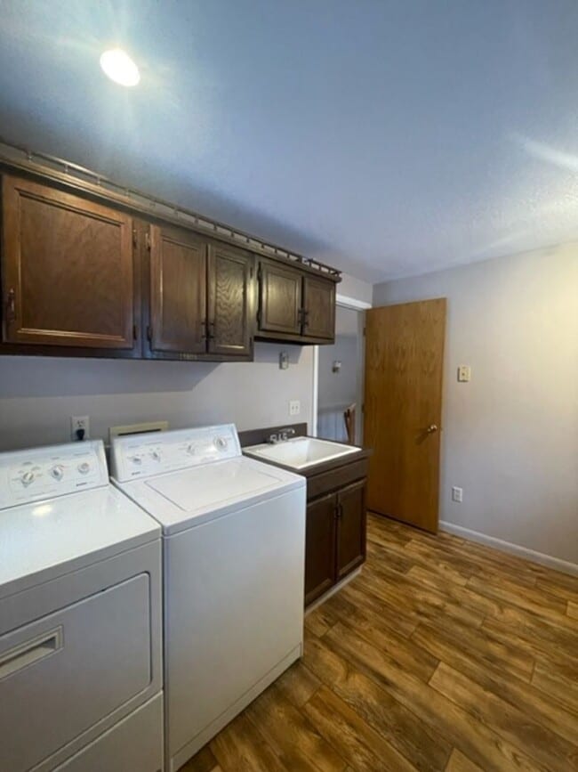 Building Photo - Long Term Rental on Lake Five!