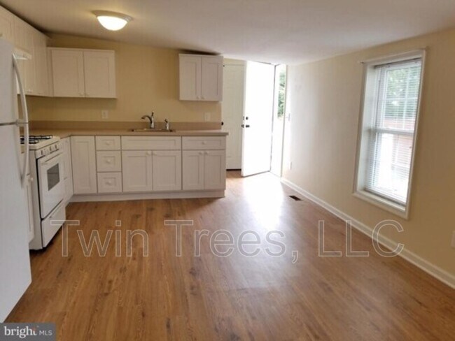 Building Photo - 5937 King St