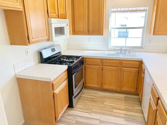 Building Photo - 1014 S Rossano Way
