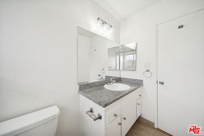 Building Photo - 7548 Hampton Ave