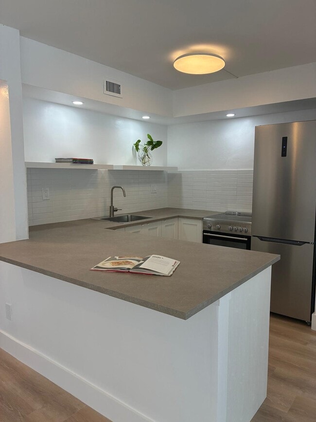 Building Photo - 2715 Tigertail Ave