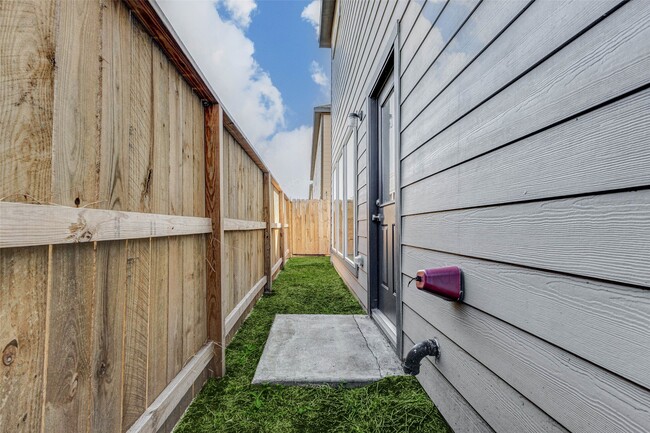 Building Photo - 4677 Bellfort Ave