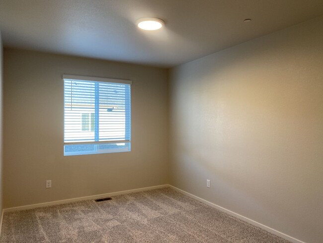 Building Photo - Beautiful 3 Bed/2.5 Bath Townhome with Att...