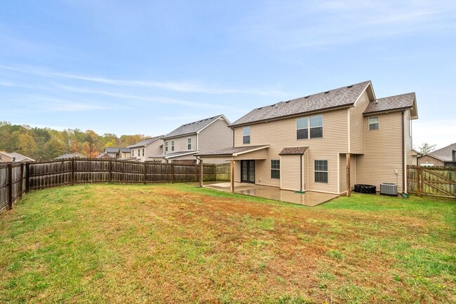 Building Photo - Pet Friendly Three Bedroom in Rossview!