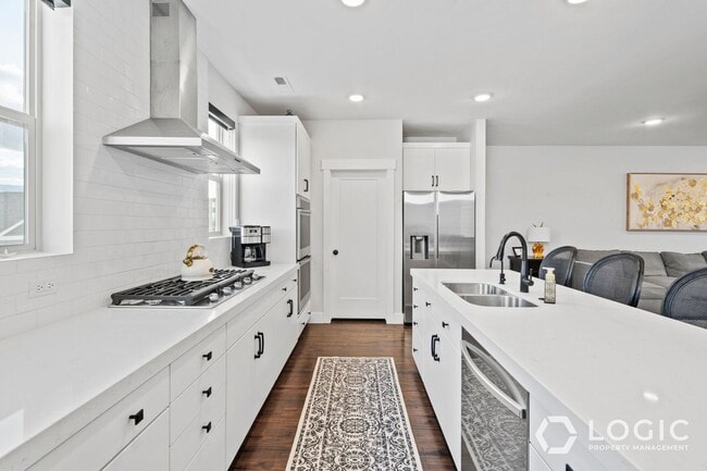 Building Photo - Beautiful Row End Townhome in Park City Utah!
