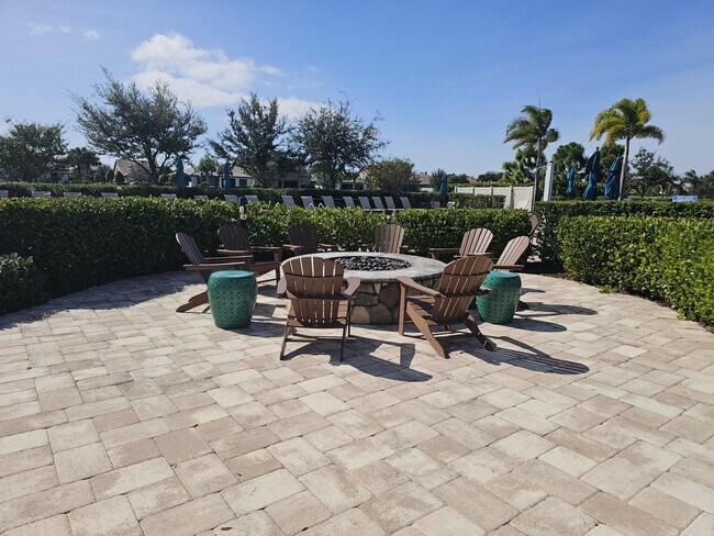 Building Photo - 758 SE Courances Dr