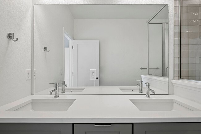 Building Photo - Luxury Townhome - 3 Bed 3.5 Bath at Overlo...