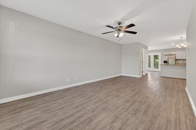 Building Photo - The Stowe Court Dog Friendly Condo for rent!