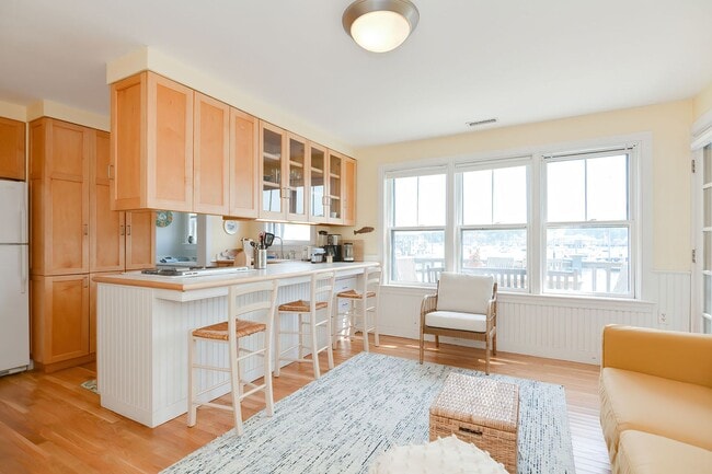 Building Photo - Winter Rental: Waterfront 3 Bed/3 Bath on Rocky Neck