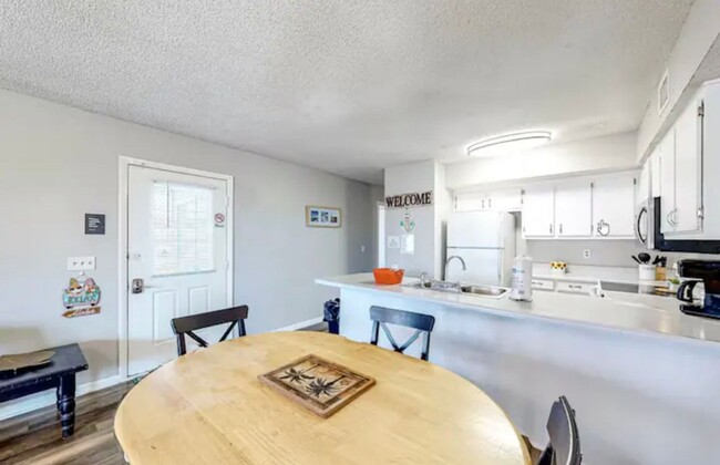 Building Photo - Fully Furnished 2 Bed/ 1 Bath downstairs u...