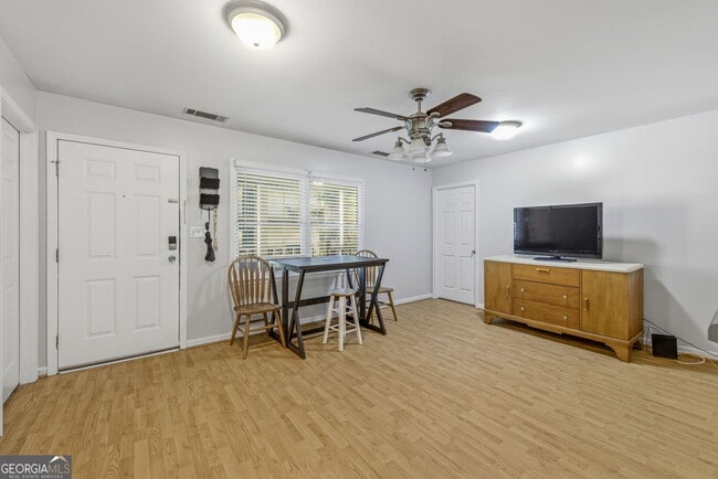 Building Photo - 205 Pineview Dr
