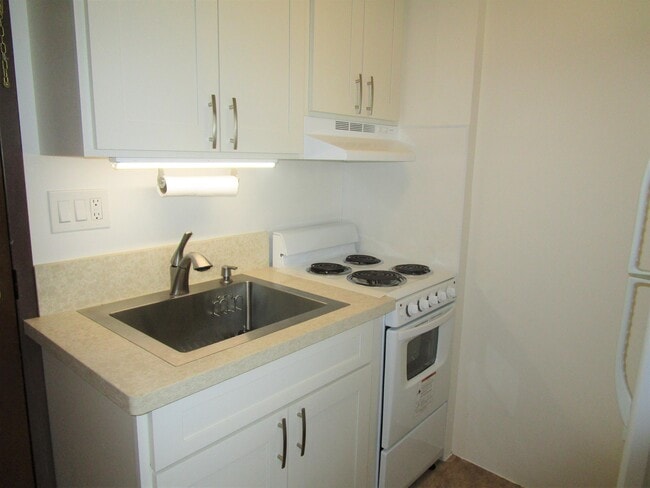 Building Photo - 1560 Kanunu St