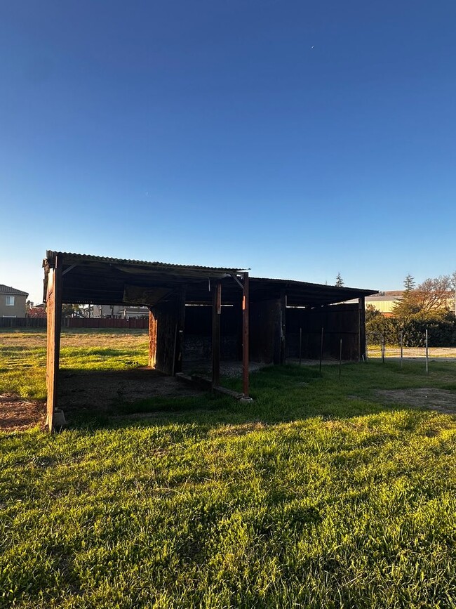 Building Photo - 3 bed 2 bath, with large barn!