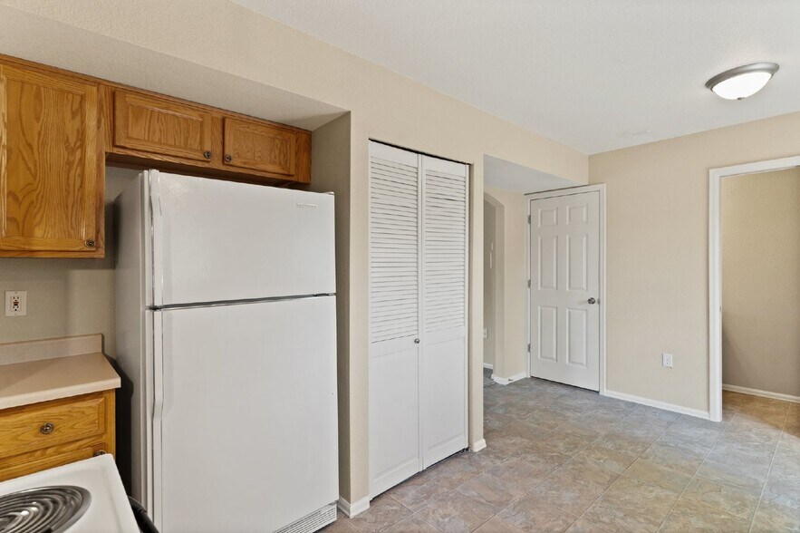 Building Photo - Move-In Ready 2-Bed Townhome with A/C & Fi...
