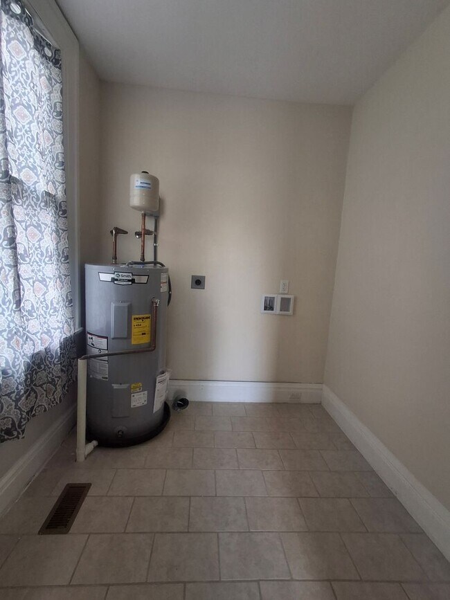 Building Photo - Historic district apartment home available...
