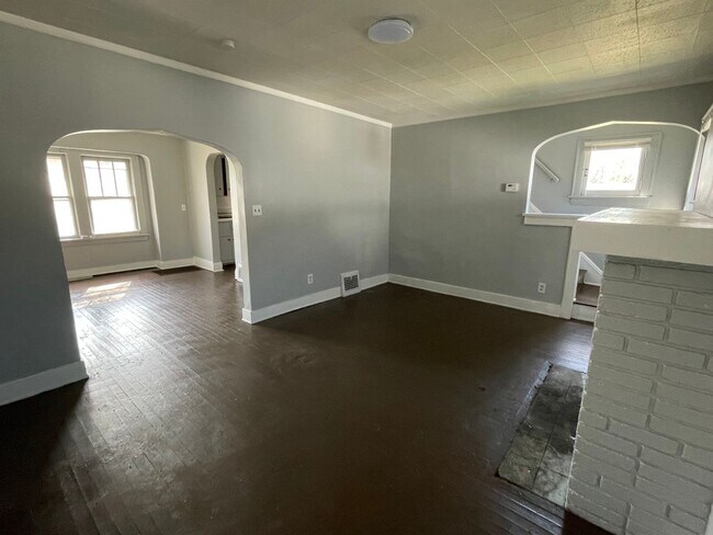 Building Photo - 460 Baird St