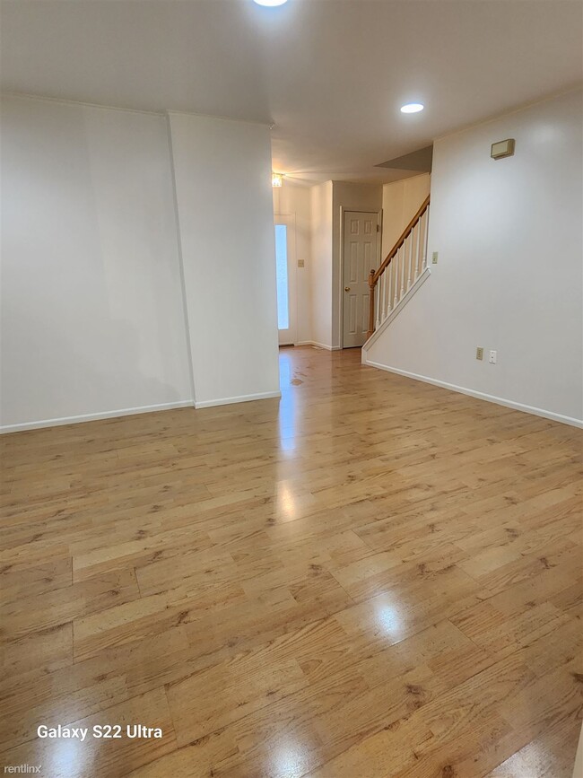 Building Photo - 3 br, 2.5 bath Townhome - 1585 Pinewind Drive