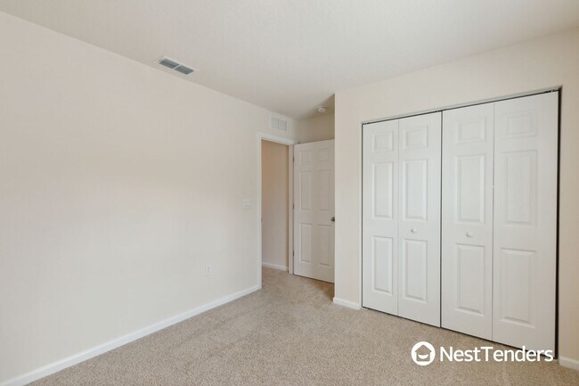 Building Photo - Beautiful End Unit Townhome!