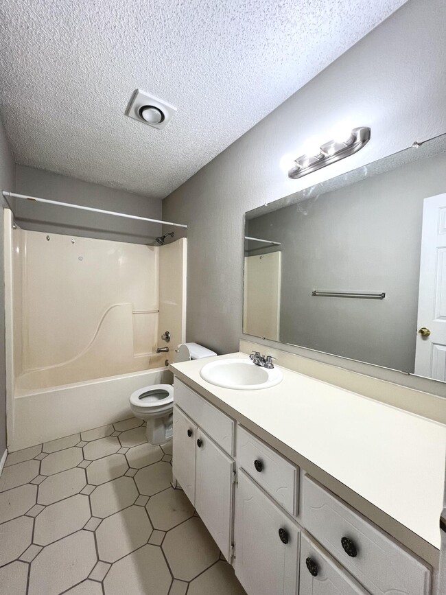 Building Photo - 5908 10th Dr